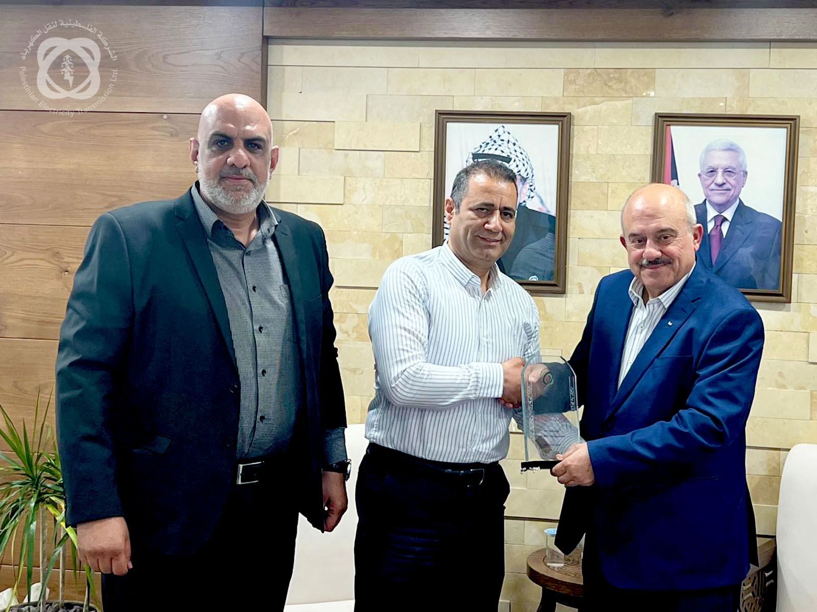 رئيس مجلس إدارة الشركة الفلسطينية لنقل الكهرباء يلتقي مع معالي وزير الحكم المحلي