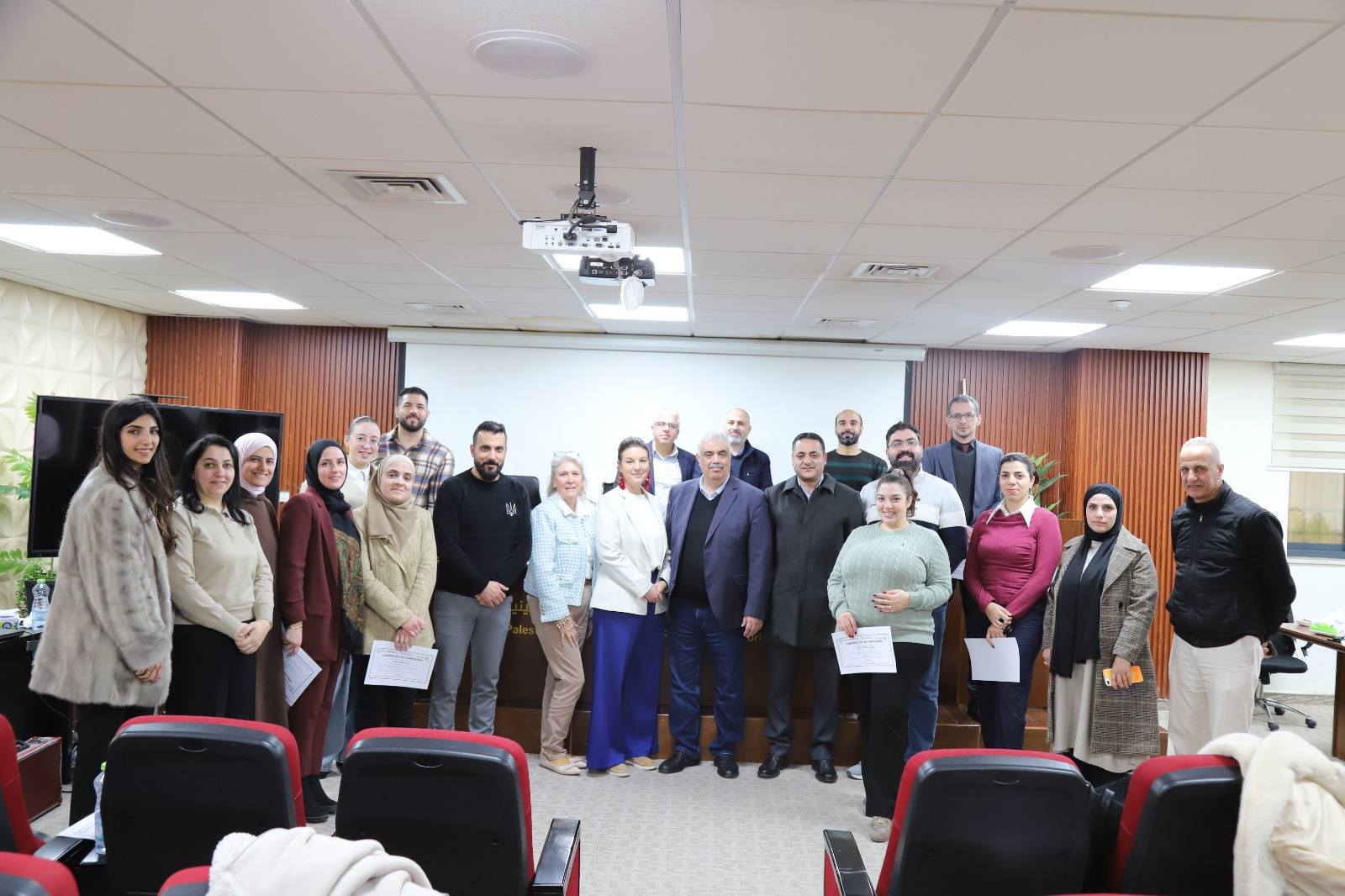 كوادر الشركة الفلسطينية لنقل الكهرباء يختتمون مشاركتهم في دورة تدريبية متخصصة حول مشاريع الطاقة الشمسية