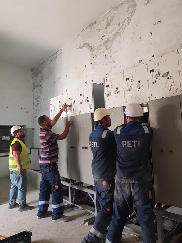 الشركة الفلسطينية لنقل الكهرباء تجري أعمال فحص وصيانة في طوباس