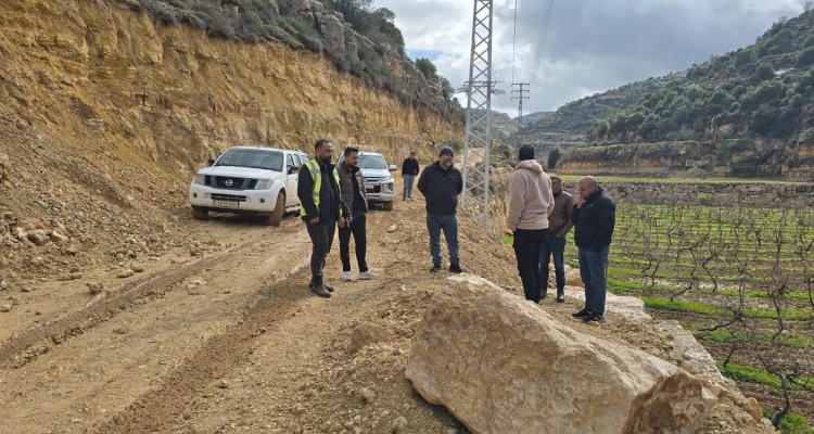 لجنة السلامة بمحافظة الخليل تنفذ جولة ميدانية لمتابعة الاعتداءات على خطوط النقل في منطقة "واد فرعة