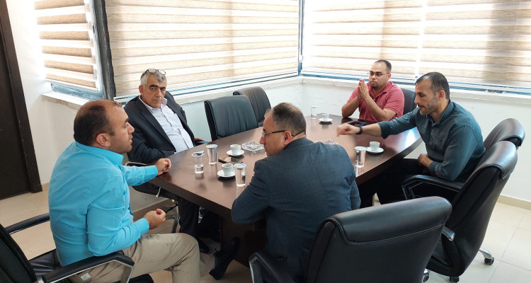 الشركة الفلسطينية لنقل الكهرباء تناقش أزمة الكهرباء مع بلديّة خاراس