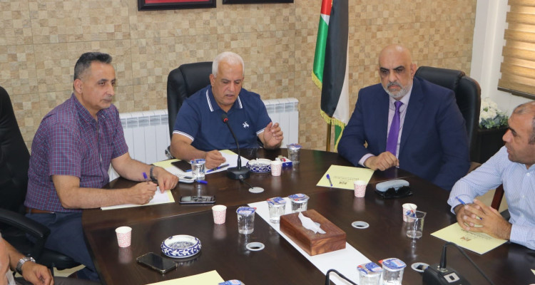 الفلسطينية لنقل الكهرباء تبحث مع محافظة الخليل والحكم المحلي أزمة الكهرباء في بلدات الخط الغربي